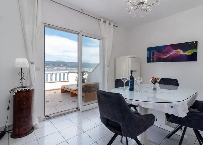 Geraeumige Mit Meerblick By Interhome Apartman *