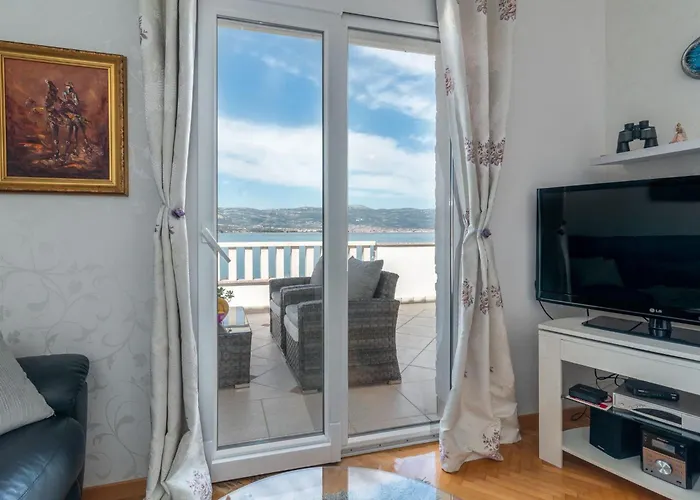 Daire Geraeumige Mit Meerblick By Interhome Trogir