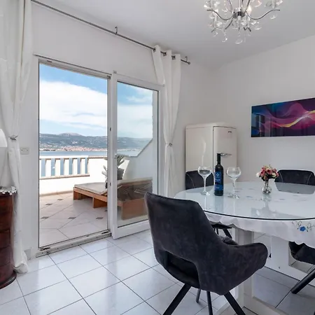 Apartment - By Interhome דירה *