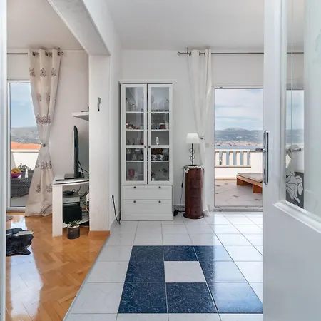 Apartament Geraeumige Mit Meerblick By Interhome