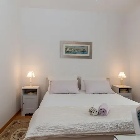 Geraeumige Mit Meerblick By Interhome Apartament Trogir