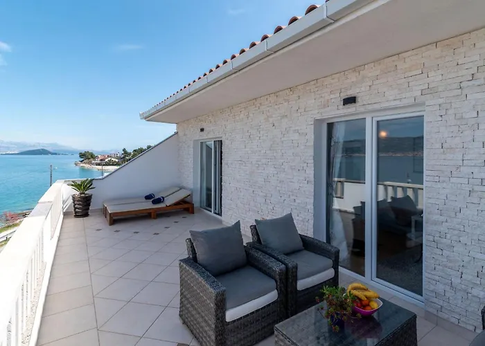 Geraeumige Mit Meerblick By Interhome * Trogir